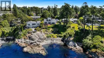 Inspiration Cove | This spectacular waterfront estate offers an unbeatable location, expansive 17,00...