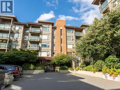 District Crossing This very well kept corner unit features an open floor plan to tiled entry foyer g...
