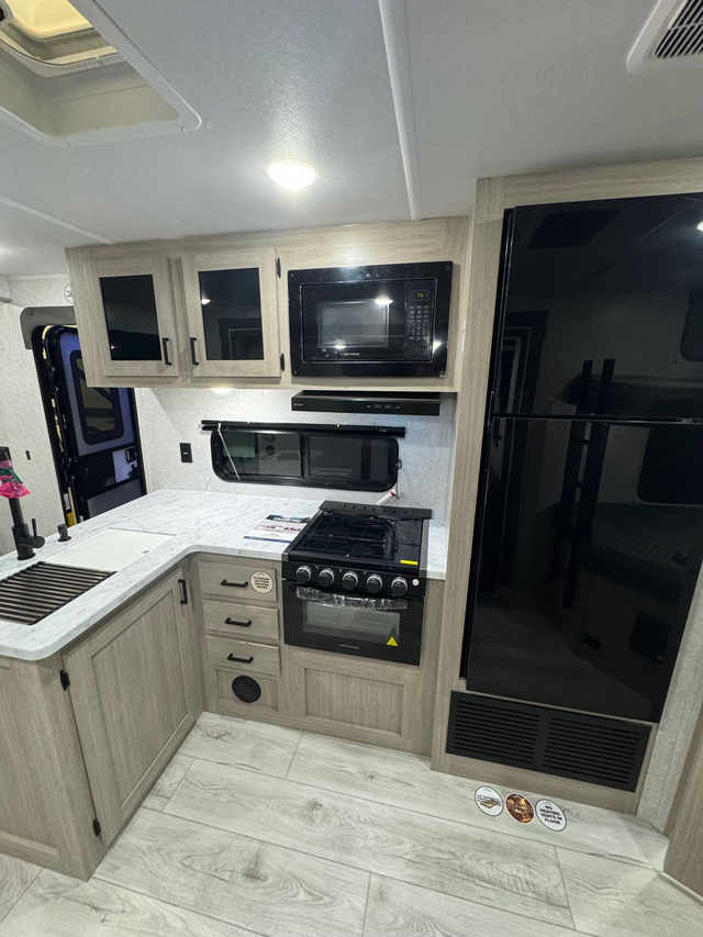 2026 FOREST RIVER DELLA TERRA 241BH in Travel Trailers & Campers in Regina - Image 7