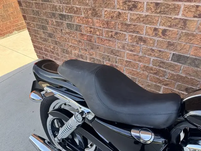 2006 Harley-Davidson XL1200C Custom **CANADIAN BIKE** **LOW KM** in Street, Cruisers & Choppers in Markham / York Region - Image 9