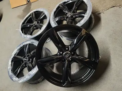 Beautiful set of original Audi Q5 / SQ5 wheels in gloss black finish. They will fit other Audi and V...
