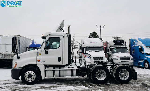 2019 FREIGHTLINER Daycab 782K Kilometers Driven in Heavy Trucks in Mississauga / Peel Region - Image 7