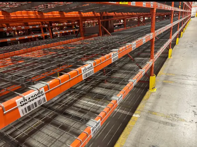 Used wire mesh deck for warehouse pallet rack 42" x 46" dans Étagères et rayonnages industriels dans Région de Mississauga/Peel - Image 2