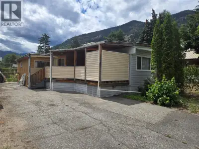 Spacious and comfortable 2 bed, 2 bath mobile home, on its own land in Olalla, minutes from Keremeos...