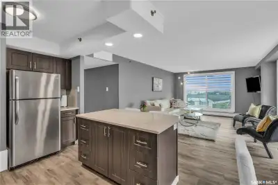 Stunning Upgraded River View Condo in the Heart of Downtown! Welcome to Unit 1606 in The View, locat...