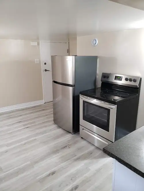 Bedsitting bachelor studio apt downtown George ST Sydney heat lightd hot water parking snow removal...