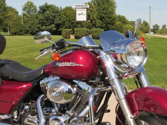 2004 Harley-Davidson FLHRSI Road King Custom in Sport Touring in Leamington - Image 6