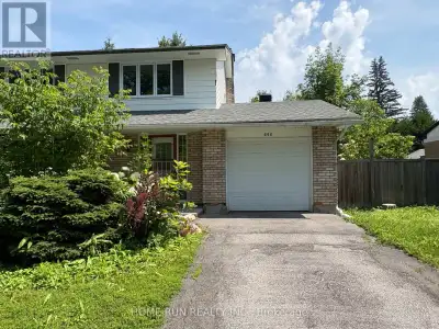 Detached homes in Ottawa's sought after Beacon Hill North. Formal living & dining rooms boast huge b...