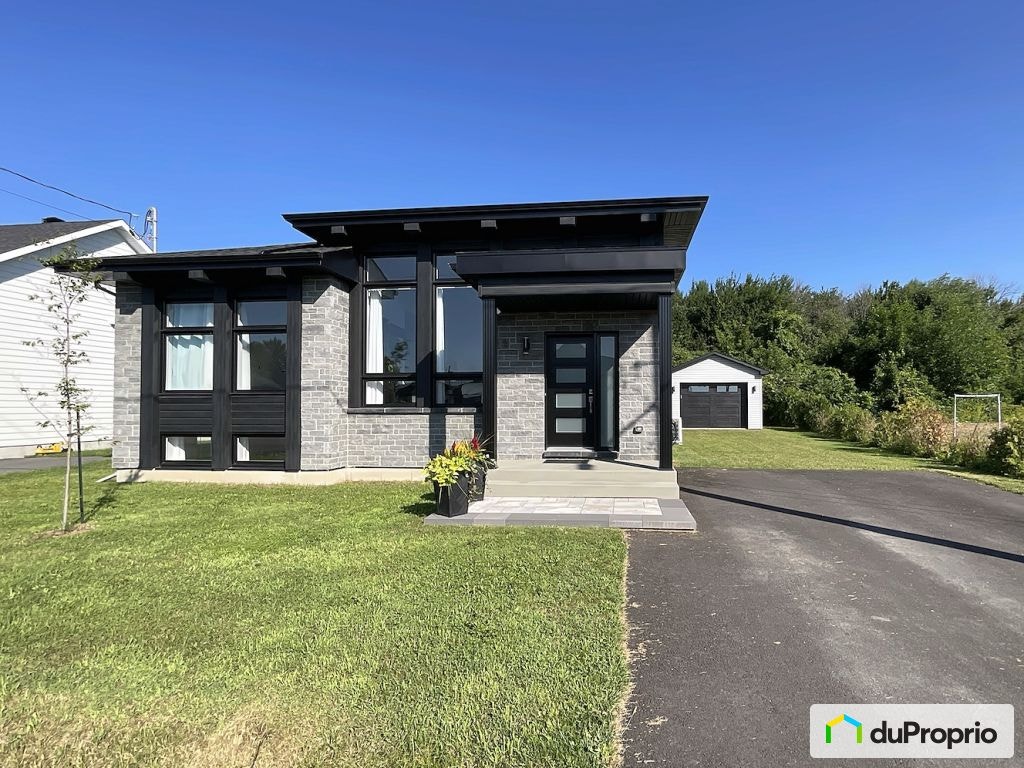$719,900 - Bungalow for sale in St-Stanislas-De-Kostka — photo 1