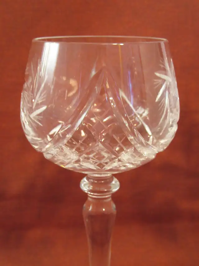 Set of 6 Vintage Pattern Pinwheel & Fan Cut-Crystal Wine Goblets in Kitchen & Dining Wares in City of Montréal - Image 5