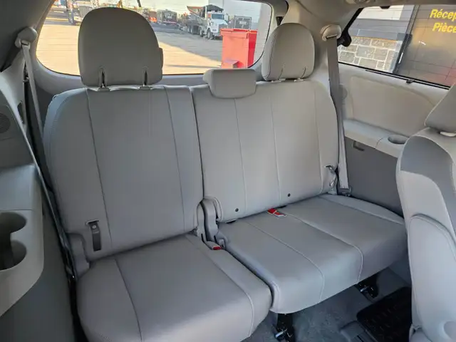 2014 Toyota Sienna LIMITED / AWD / SUNROOF / LEATHER 7 PASSAGER in Cars & Trucks in West Island - Image 27