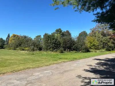 Terrain non construit avec petit lac dans un quartier paisible. Parc d'amusement mitoyen. Gazonné sa...