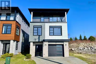 Welcome to 79 Darjeeling Drive in the popular and conveniently located Long Lake Village community o...