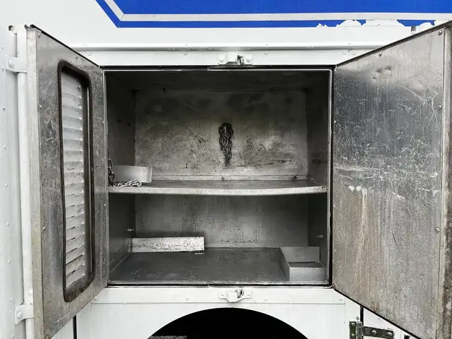 2005 Morgan Olson Workhorse 14 Foot Step Van with Shelving in Heavy Trucks in City of Montréal - Image 18