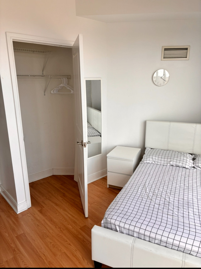 Furnished room with private washroom near sq 1 in Room Rentals & Roommates in Mississauga / Peel Region - Image 2