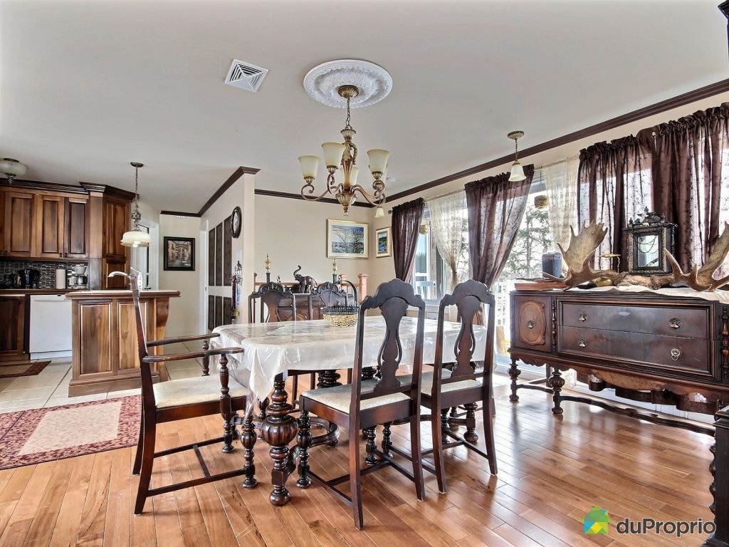 $950,000 - Bungalow for sale in St-David-de-Falardeau — photo 2