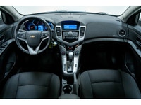 La Chevrolet Cruze 2014 est une berline compacte qui se distingue par sa fiabilité, son efficacité é... (image 1)