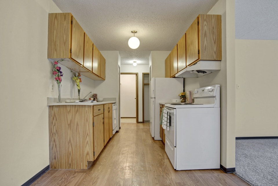 2 Bed x 1 Bath Apartment for Rent on Kingsmere Blvd 4