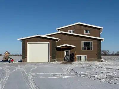 R38//Portage La Prairie Rm/Welcome home offering plenty of room both inside and out this family frie...