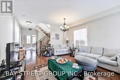 Beautiful Home In Heart Of Richmond Hill With Lots Of Upgrades. Great Location! Close To Go, Hillcre...