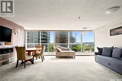 Ready to embrace downtown living? This bright 8th-floor condo features 2 bedrooms, 2 bathrooms, and...