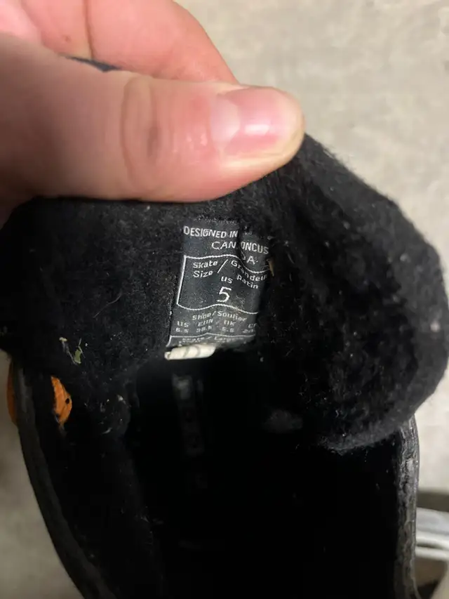 Ccm size 5 ice hockey skates vector 3.0 size 8.5,,10. 5 in Hockey in Hamilton - Image 3