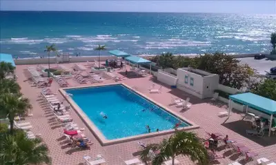 English see below. Superbe condo de 3 1/2 d'une superficie de 1000 Pi2. • Situé au luxueux SeaAir To...