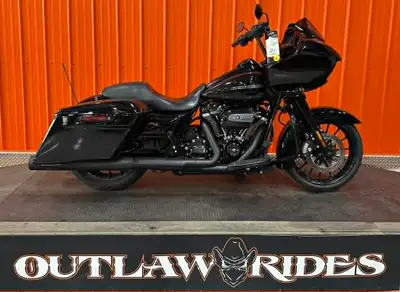 ️ 2018 HARLEY-DAVIDSON ROAD GLIDE SPECIAL (FLTRXS) Vivid Black. Milwaukee-Eight power. Blacked-out a...