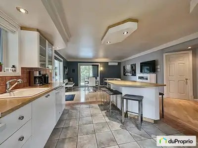 Duplex entièrement rénovée sur une nouvelle fondation en 1994 avec appartement 2 chambres , salle de...