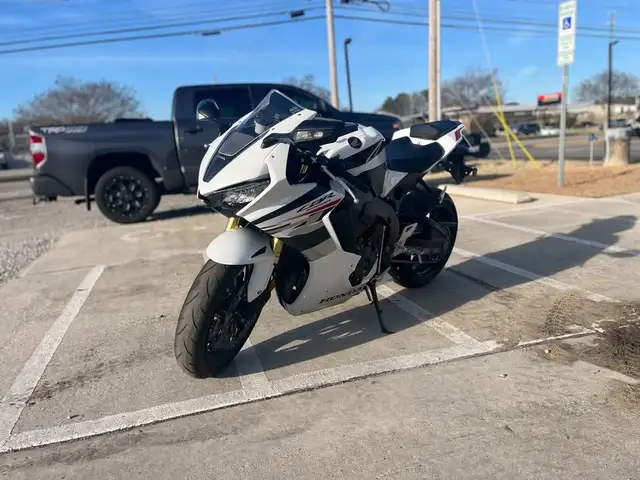 2025 HONDA CBR1000RR - WHITE! in Street, Cruisers & Choppers in Sudbury - Image 8