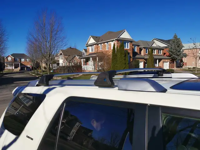 Toyota 4Runner Aluminum Crossbars Roof Rack Rails in Other Parts & Accessories in Markham / York Region - Image 4
