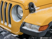 * Command-Trac 4x4 System * Automatic halogen headlamps and fog lamps * Cloth seats with Sahara logo... (image 8)