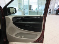 DODGE GRAND CARAVAN 2017 SXT PREMIUM PLUS STOW-N-GO 7 PASSAGERS / CUIR + SUEDE NOIR / SYSTEME DE NAV... (image 7)