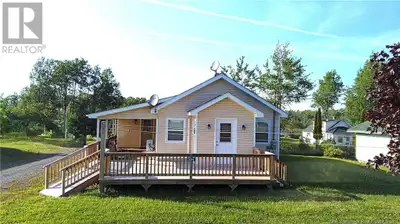 This charming bungalow is located in the heart of Blacks Harbour, just 40 minutes from the City of S...