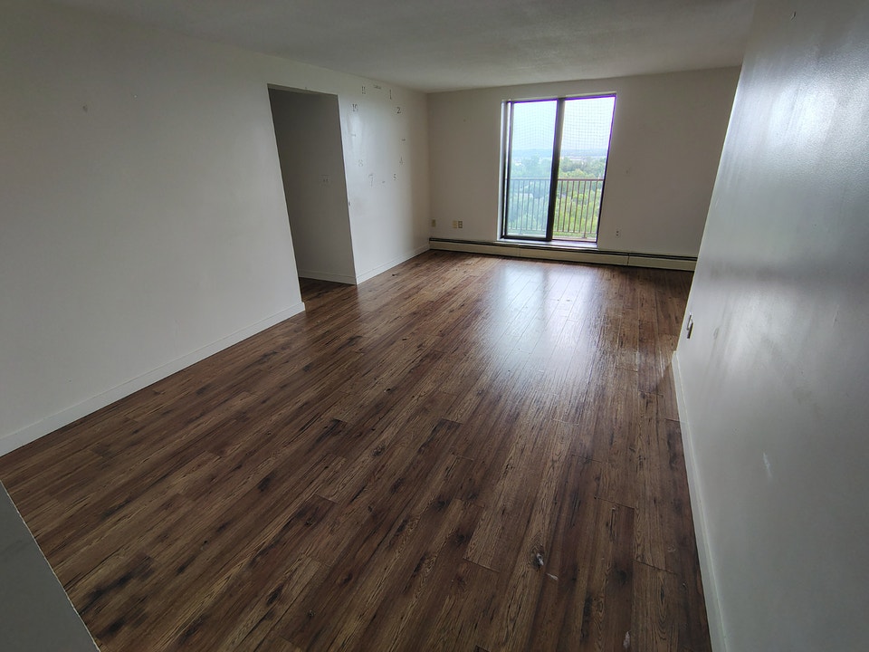 Bonik Tower- Large 1 bedroom Unit- New Sudbury off Lasalle! 2