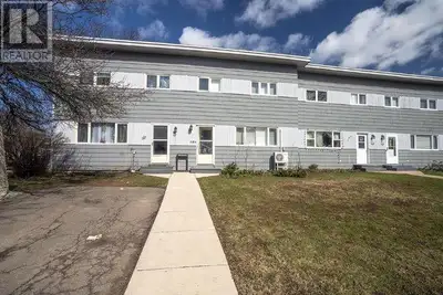 Welcome to this three-storey, 4-bedroom, 2-bath townhouse/condo offering outstanding downtown conven...