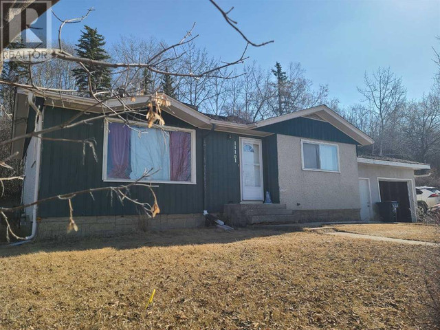 11101 101 Street Peace River, Alberta in Houses for Sale in Grande Prairie - Image 2