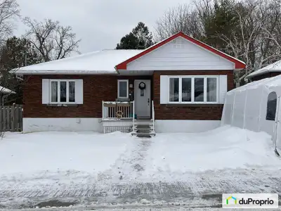 Propriété soigneusement entretenue au fil des années, située dans un secteur recherché de Laval. Ell...