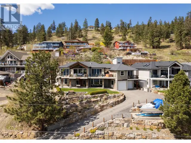 5824 Columbia Avenue Peachland, British Columbia in Houses for Sale in Penticton - Image 3