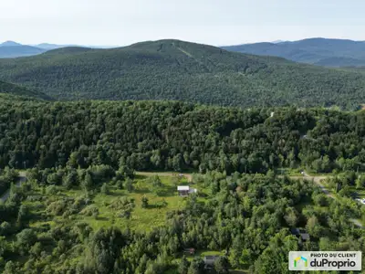 Niché au coeur des Cantons de l'Est, ce magnifique terrain boisé situé sur le Chemin de la Tour à Bo...