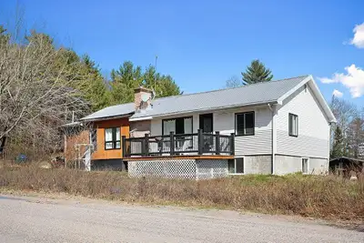 Beautiful large country home with 3 bedrooms (2 + 1) and 1 bathroom, set on a large lot of approx. 1...
