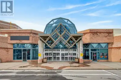 Well-established barber shop located in the highly desirable Place d'Orléans Shopping Centre. Conven...