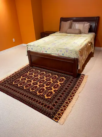 Furnished room in a beautiful detached home in a posh neighbourhood. Nearest intersection Winston Ch...