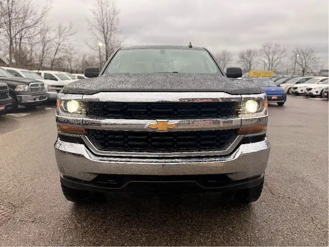 2018 Chevrolet Silverado 1500 | Clean CARFAX | Lifted in Cars & Trucks in London - Image 3
