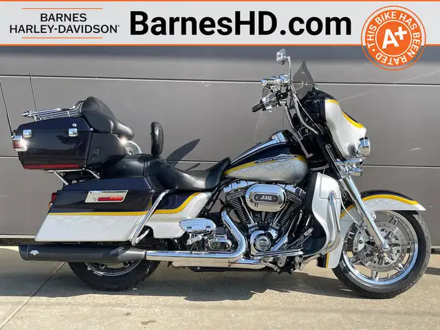 2012 Harley-Davidson FLHTCUSE7 - CVO Ultra Classic Electra Glide in Sport Touring in Edmonton - Image 2