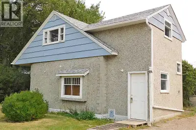 Great location close to the hospital, clinic and Centennial Park. This 4 bedroom, 1 bath home is a s...