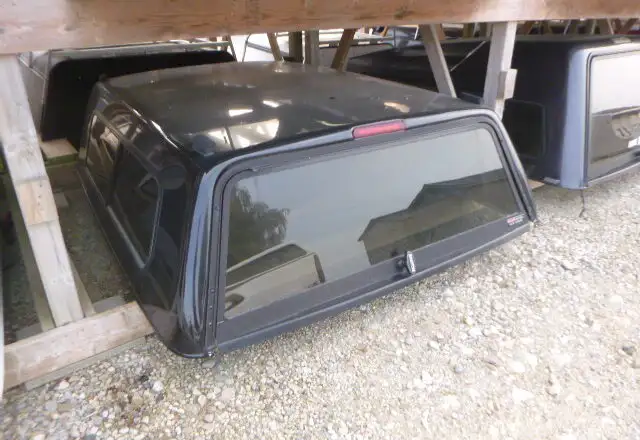 2014 - 2018 GMC Sierra or Chevrolet Silverado 6'5 Black Cap in Other Parts & Accessories in Kitchener / Waterloo - Image 2