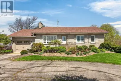 Beautifully maintained all brick waterfront bungalow situated on the northern outskirts of Selkirk,...