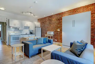 Appartement 3 et demi meublé situé au cœur du Vieux-Québec, au coin de la rue Ste-Anne et de la rue...
