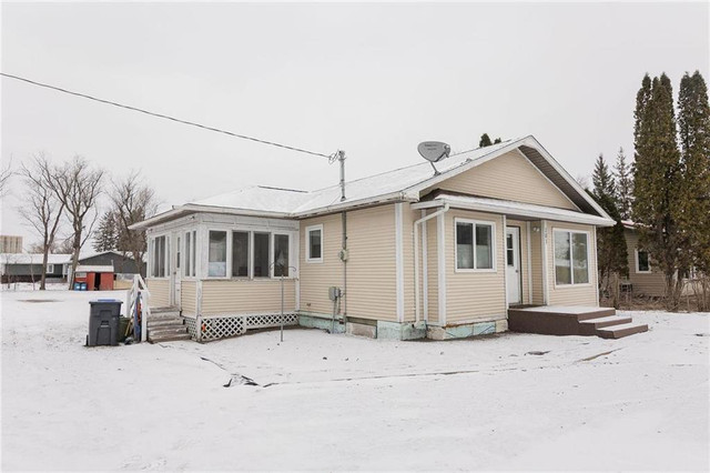 101 Poplar Avenue Elm Creek, Manitoba in Houses for Sale in Portage la Prairie - Image 2